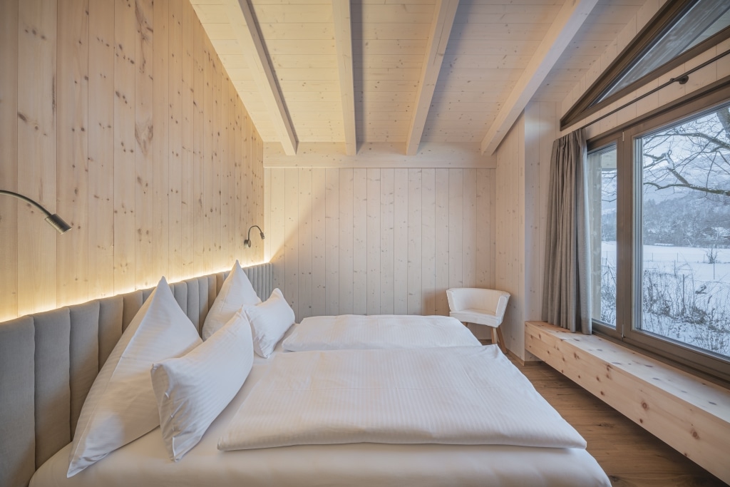 Camera da letto in una casa in legno