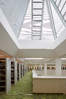 Je nach Ausrichtung sind die Flächen der pyramidenförmigen Oberlichter mit geschlossenen Paneelen oder bedruckten Gläsern ausgerüstet. Eingebaute Lamellenfenster stellen die Nachtlüftung der Bibliothek sicher.