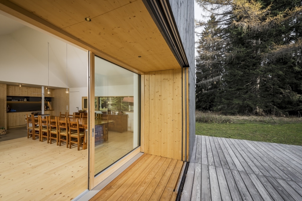 Casa in legno con porta scorrevole