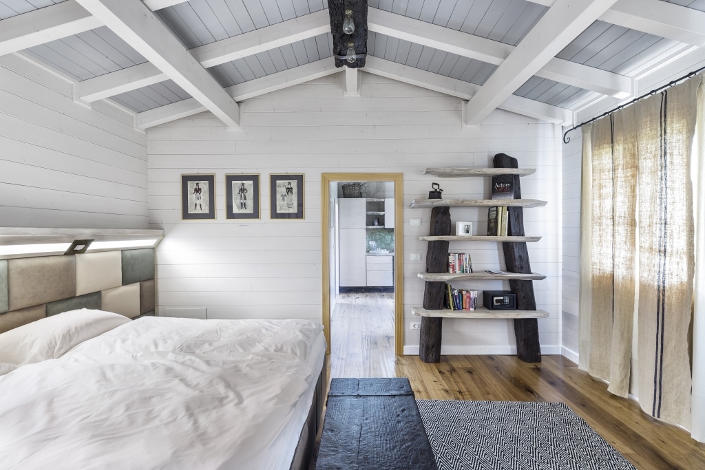 Camera da letto con legno a vista