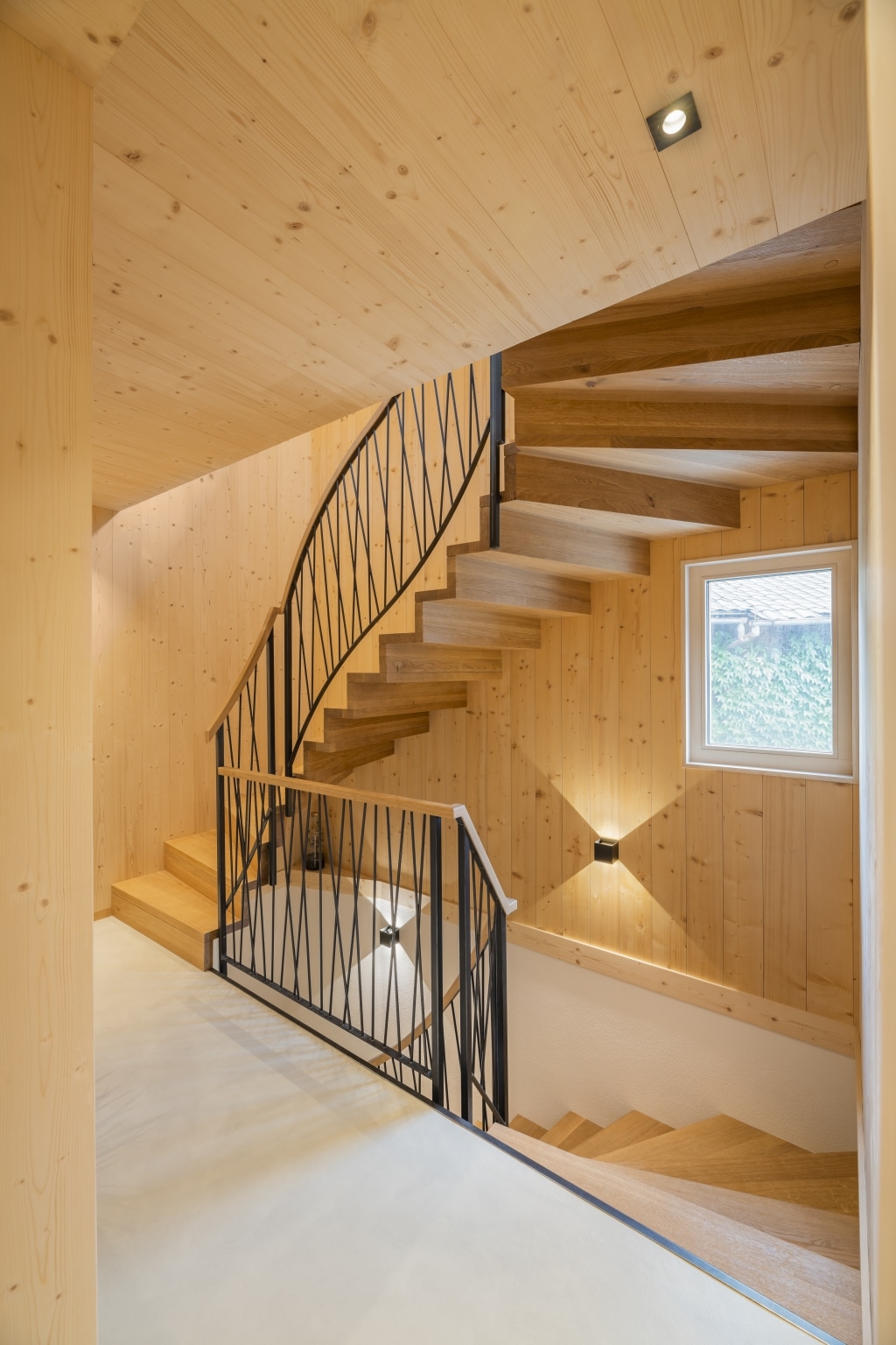 Corridoio con scala in legno