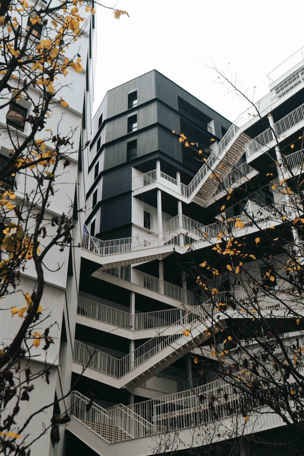 Gebäude New G in Paris - Innenhof im Herbst